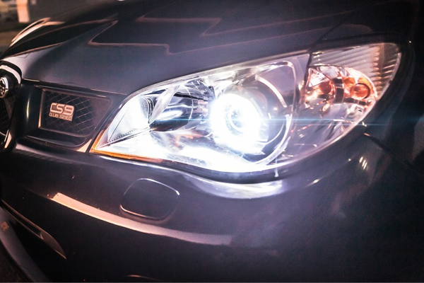 Cosa sono i fari a LED e le luci HID?